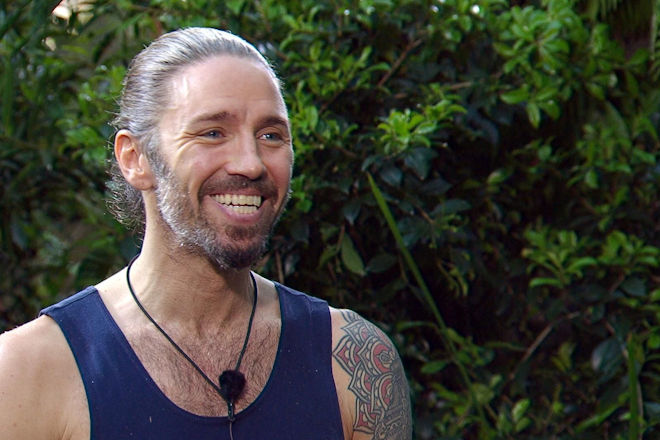 RTL Dschungelcamp 2026: Nach dem dramatischen Sturz während der Dschungelprüfung wurde Gil Ofarim umgehend zur Untersuchung in eine Klinik gebracht, während die Zukunft seines Verbleibs im Camp derzeit völlig ungewiss bleibt.