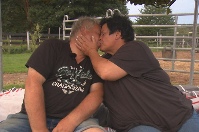 Heute bei "Bauer sucht Frau": Nach einer gemeinsamen Nacht im Freien küssen sich Frank und Simone.