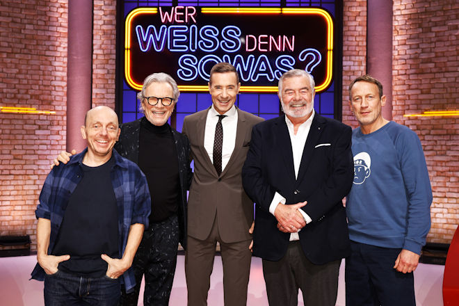 Moderator Kai Pflaume (M.) und seine Rateteam-Kapitäne Bernhard Hoëcker (l.) und Wotan Wilke Möhring (r.) begrüßen heute (02.03.2026) bei "Wer weiß denn sowas?" den Sänger, Moderator und Entertainer Wolfgang Lippert (2.v.l.) sowie den niederländischen Moderator Harry Wijnvoord (2.v.r.).