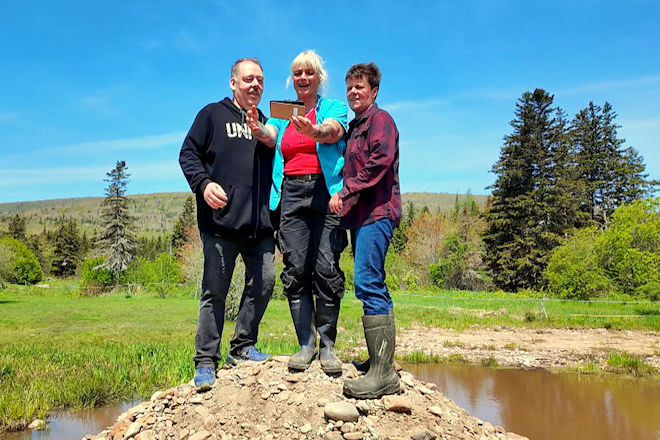 Bauer sucht Frau International: Bisexuelle Farmerin Annette (M.) aus Kanada lädt Silvio (l.) und Andrea (r.) zur Hofwoche ein.