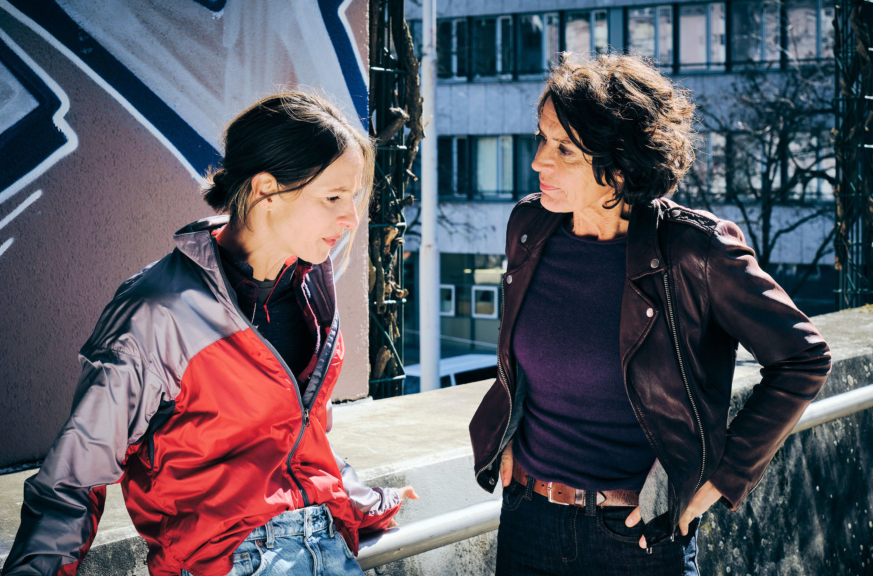 Ludwigshafen-Tatort "Sashimi Spezial": Weil Johanna Stern (Lisa Bitter) als verdeckte Ermittlerin bei einem Kurierdienst eingestiegen ist, treffen sie und Lena Odenthal (Ulrike Folkerts) sich an einem neutralen Ort.