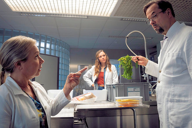 Münster-Tatort "Magic Mom": oerne (Jan-Josef Liefers) will wissen, wer den Tod von MagicMom nach außen getragen hat. Alberich (ChrisTine Urspruch ist empört. Praktikantin Emmalotta Suhr (Yvonne Pferrer) darf nicht mehr blicken lassen.