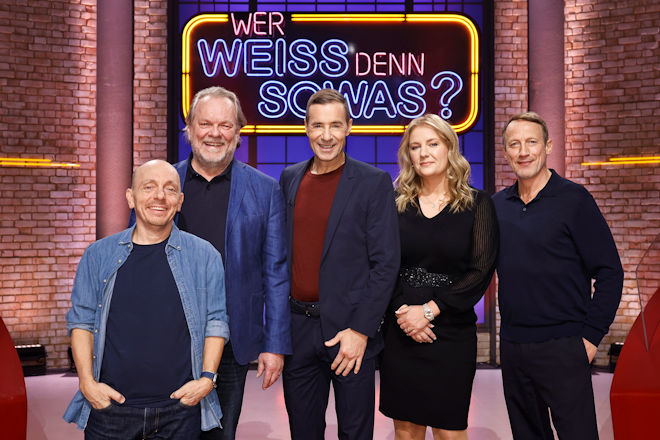 Moderator Kai Pflaume (M.) und seine Rateteam-Kapitäne Bernhard Hoëcker (l.) und Wotan Wilke Möhring (r.) begrüßen heute (22.12.2025) bei "Wer weiß denn sowas?" den Opernsänger Michael Volle (2.v.l.) und die Opernsängerin Gabriela Scherer (2.v.r.).