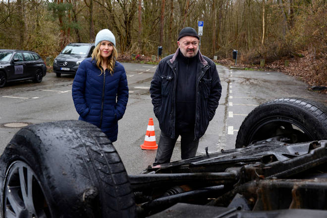 Linett Wachow (Stefanie Stappenbeck, l.) und Otto Garber (Florian Martens, r.) werden zu einer Unfallstelle gerufen, weil offen ist, ob sich dahinter ein Verbrechen verbirgt.