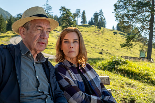 Thriller "In fremden Händen": Der vermögende Witwer Wolfgang (Robert Hunger-Bühler) lernt im Urlaub in den Bergen die attraktive Karola (Désirée Nosbusch) kennen und verliebt sich in sie. Ist Karolas fürsorgliche Zuneigung echt?