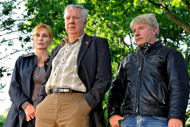 Frankfurt-Tatort "Weil sie böse sind": Die Kommissare Charlotte Sänger (Andrea Sawatzki) und Fritz Dellwo (Jörg Schüttauf, rechts) mit ihrem Chef Rudi Fromm (Peter Lerchbaumer) beim Leichenfundort.