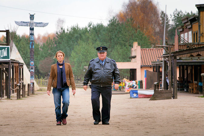 Polizeiruf 110 "Vor aller Augen": Kriminalhauptkommissarin Olga Lenski (Maria Simon) und Polizeihauptmeister Horst Krause (Horst Krause) ermitteln, unter welchen Umständen die Frau im Saloon eines Freizeitparks nackt zusammengebrochen ist.